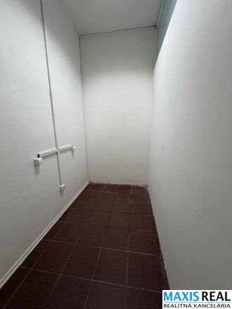 NA PRENÁJOM :  Reprezentatívny obchodný priestor v centre Smoleníc.