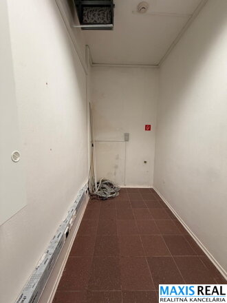 NA PRENÁJOM :  Reprezentatívny obchodný priestor v centre Smoleníc.