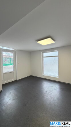 NA PRENÁJOM : Obchodný priestor- predajňa  alebo kaderníctvo na Kollárovej ulici