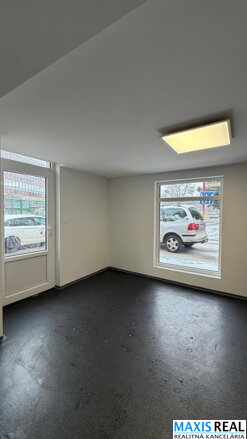 NA PRENÁJOM : Obchodný priestor- predajňa  alebo kaderníctvo na Kollárovej ulici