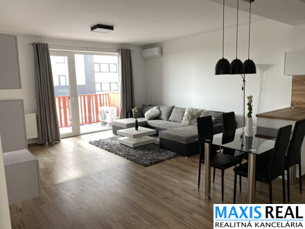 NA PREDAJ: Klimatizovaný, už zariadený  3 izbový byt so šatníkom a s balkónom a terasou okolo bytu v novostavbe MIKO