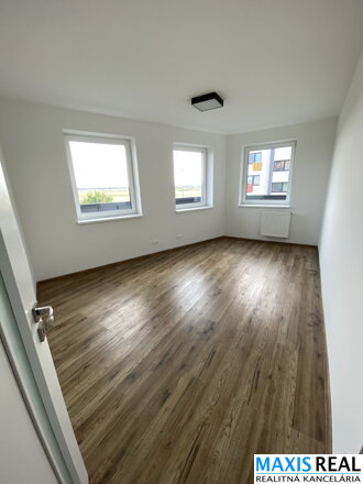 NA PREDAJ: Klimatizovaný, už zariadený  3 izbový byt so šatníkom a s balkónom a terasou okolo bytu v novostavbe MIKO