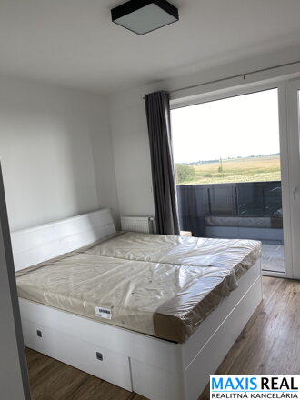 NA PREDAJ: Klimatizovaný, už zariadený  3 izbový byt so šatníkom a s balkónom a terasou okolo bytu v novostavbe MIKO