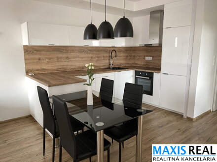 NA PREDAJ: Klimatizovaný, už zariadený  3 izbový byt so šatníkom a s balkónom a terasou okolo bytu v novostavbe MIKO