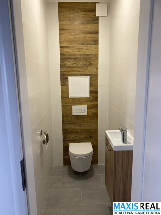 NA PREDAJ: Klimatizovaný, už zariadený  3 izbový byt so šatníkom a s balkónom a terasou okolo bytu v novostavbe MIKO