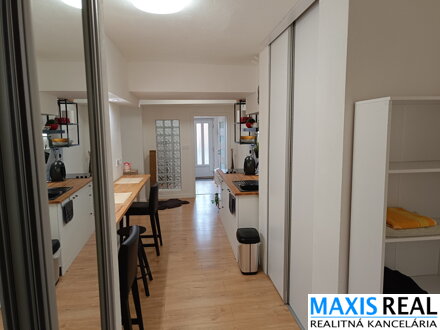 NA PREDAJ:  Zariadený2-izbový apartmán v centre Donovál so samostatným vstupom a bezproblémovým parkovaním pri apartmáne.