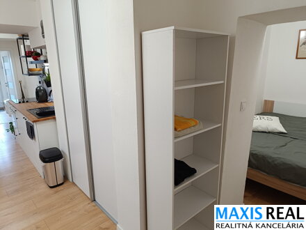 NA PREDAJ:  Zariadený2-izbový apartmán v centre Donovál so samostatným vstupom a bezproblémovým parkovaním pri apartmáne.