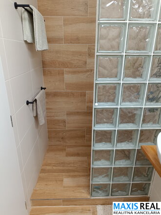 NA PREDAJ:  Zariadený2-izbový apartmán v centre Donovál so samostatným vstupom a bezproblémovým parkovaním pri apartmáne.