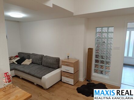 NA PREDAJ:  Zariadený2-izbový apartmán v centre Donovál so samostatným vstupom a bezproblémovým parkovaním pri apartmáne.