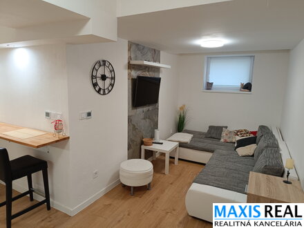 NA PREDAJ:  Zariadený2-izbový apartmán v centre Donovál so samostatným vstupom a bezproblémovým parkovaním pri apartmáne.