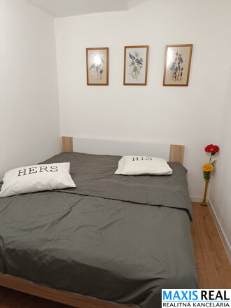 NA PREDAJ:  Zariadený2-izbový apartmán v centre Donovál so samostatným vstupom a bezproblémovým parkovaním pri apartmáne.