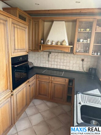 NA PREDAJ:  Veľký  3,5 izbový byt v 20 r. stavbe pri Tesco Express