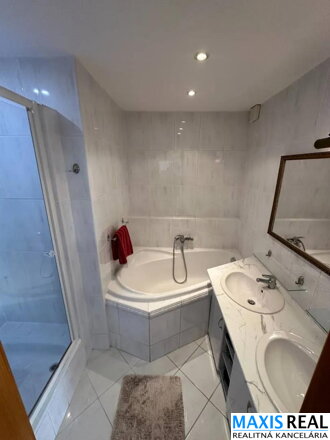 NA PREDAJ:  Veľký  3,5 izbový byt v 20 r. stavbe pri Tesco Express