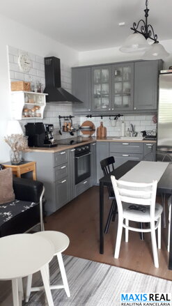 NA PREDAJ: Klimatizovaný, zariadený 2 izb. byt v  novostavbe Arboria