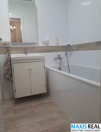 NA PREDAJ: REZERVOVANÉ: Klimatizovaný, slnečný, pekne zariadený 2 izbový byt s veľkým  šatníkom a veľkou lodžiou v novostavbe v Arborii