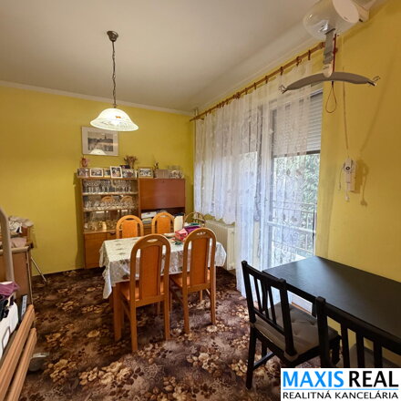 NA PREDAJ: Dvojpodlažný rodinný dom so suterénom a veľkou záhradou.