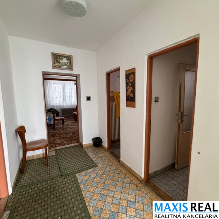 NA PREDAJ: Dvojpodlažný rodinný dom so suterénom a veľkou záhradou.