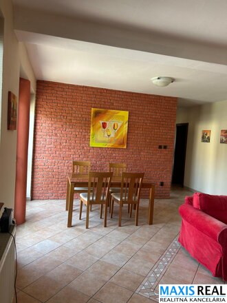 NA PRENÁJOM: Jedinečný, kompletne zariadený, veľký 3 izbový byt s balkónom priamo v centre mesta