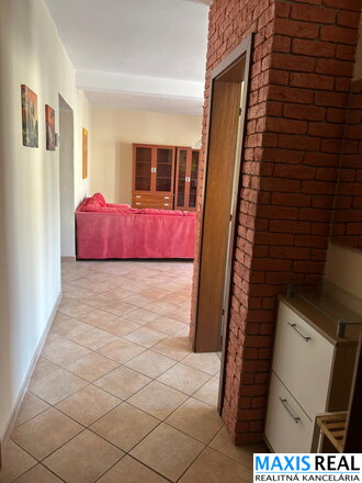 NA PRENÁJOM: Jedinečný, kompletne zariadený, veľký 3 izbový byt s balkónom priamo v centre mesta