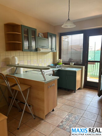 NA PRENÁJOM: Jedinečný, kompletne zariadený, veľký 3 izbový byt s balkónom priamo v centre mesta