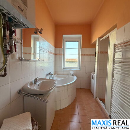 Na predaj: Veľký 4 izbový BYT  o výmere 111 m² v centre mesta / ZÁHRADA /  PIVNICA | POVALA/ LEN 4 BYTY V DOME.