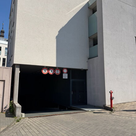 NA PRENÁJOM: Parkovacie státie v garáži bytového domu v Leonarde na Hollého ulici