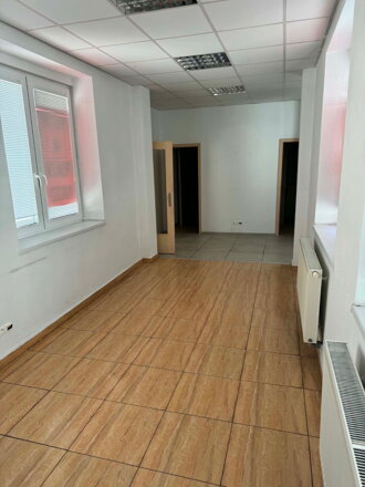 NA PRENÁJOM: Prenájom nebytového priestoru – 180 m², Hlavná ulica, VÚB pasáž
