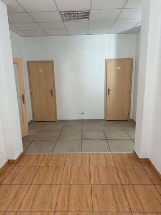 NA PRENÁJOM: Prenájom nebytového priestoru – 180 m², Hlavná ulica, VÚB pasáž