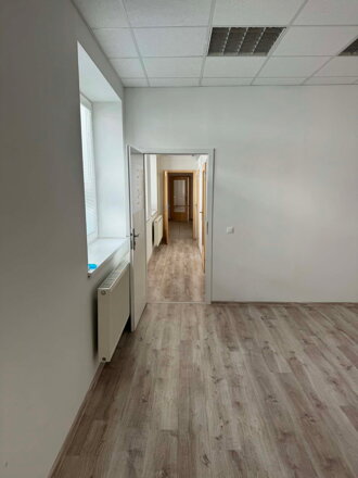 NA PRENÁJOM: Prenájom nebytového priestoru – 180 m², Hlavná ulica, VÚB pasáž