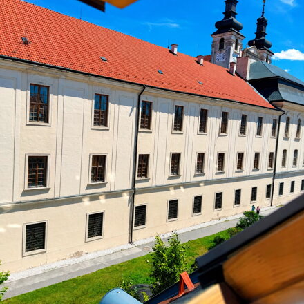 NA PREDAJ: Veľký, jedinečný 2 izbový byt v srdci historickej Trnavy.