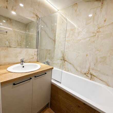 NA PREDAJ: Krásny kompletne zrekonštruovaný a zariadený 3-izbový byt.