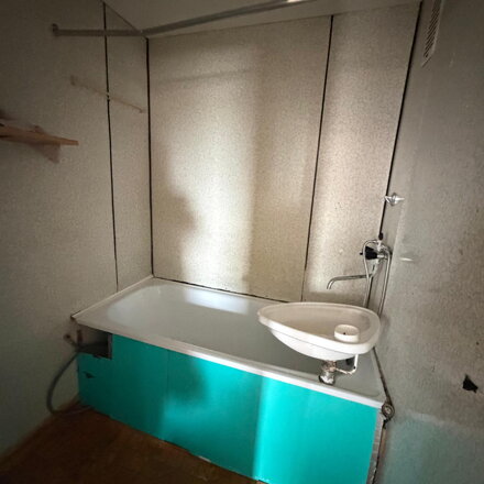 NA PRENÁJOM: 2-izbový čiastočne zariadený byt na Golianovej ulici.