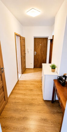 NA PRENÁJOM: Veľký 2 izbový byt o výmere 86m2 v prevedení mezonet s balkónom a parkovacím státím.