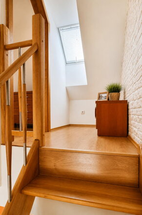 NA PRENÁJOM: Veľký 2 izbový byt o výmere 86m2 v prevedení mezonet s balkónom a parkovacím státím.
