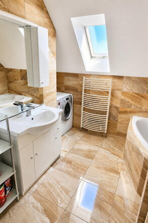 NA PRENÁJOM: Veľký 2 izbový byt o výmere 86m2 v prevedení mezonet s balkónom a parkovacím státím.