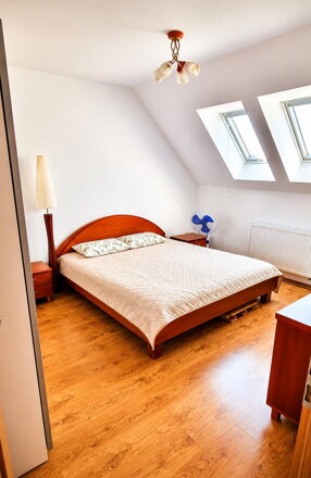NA PRENÁJOM: Veľký 2 izbový byt o výmere 86m2 v prevedení mezonet s balkónom a parkovacím státím.