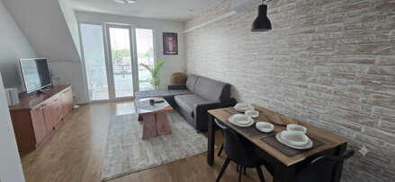 NA PRENÁJOM: Veľký 2 izbový byt o výmere 86m2 v prevedení mezonet s balkónom a parkovacím státím.