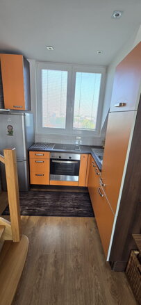 NA PRENÁJOM: Veľký 2 izbový byt o výmere 86m2 v prevedení mezonet s balkónom a parkovacím státím.