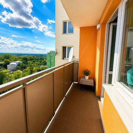 NA PREDAJ: Nadštandardne zrekonštruovaný 3-izbový byt s balkónom a krásnym výhľadom – Hlohovec.