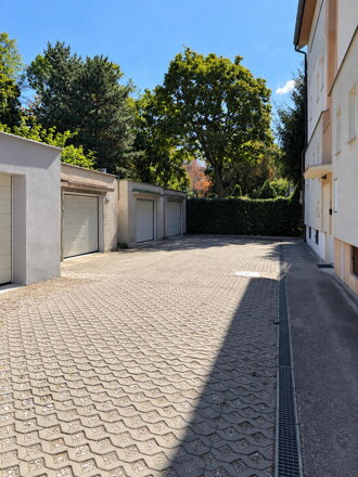 NA PREDAJ: Ojedinelý 2 izbový byt s parkovacím miestom v tehlovom bytovom dome blízko centra mesta.