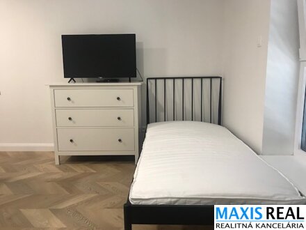 TOP NA PRENÁJOM: Kompletne zariadený 1 izbový byt s parkovaním len 5km od Trnavy