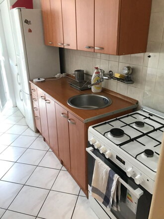 NA PRENÁJOM: Zariadená izba v byte - centrum mesta Trnava 