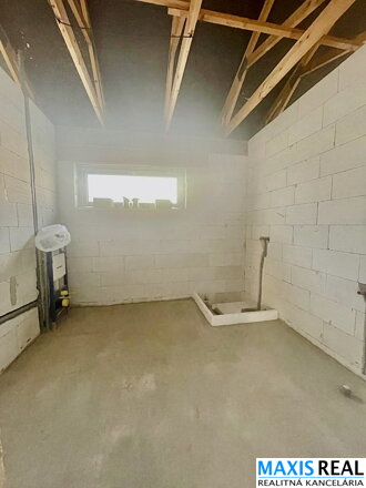 TOP NA PREDAJ: Novostavba 4-izbového rodinného domu na pozemku 550 m² s vyhrievanou garážou – Šúrovce