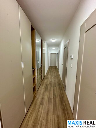 TOP NA PREDAJ: Novostavba 4-izbového rodinného domu na pozemku 550 m² s vyhrievanou garážou – Šúrovce