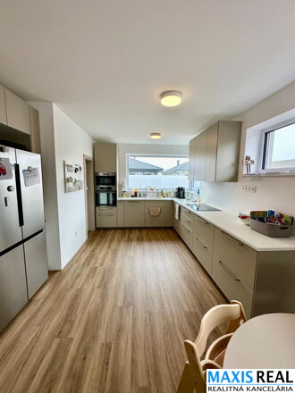 TOP NA PREDAJ: Novostavba 4-izbového rodinného domu na pozemku 550 m² s vyhrievanou garážou – Šúrovce