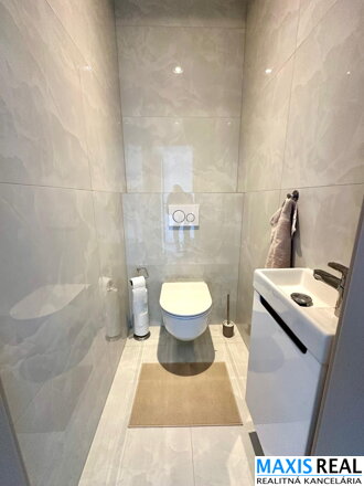 TOP NA PREDAJ: Novostavba 4-izbového rodinného domu na pozemku 550 m² s vyhrievanou garážou – Šúrovce