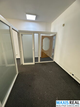 TOP NA PRENÁJOM: Reprezentatívny prevádzkový priestor s výkladom v centre Trnavy