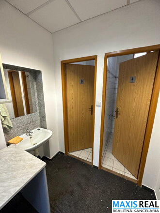 TOP NA PRENÁJOM: Reprezentatívny prevádzkový priestor s výkladom v centre Trnavy