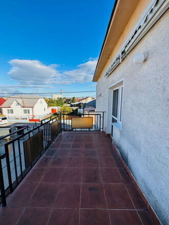 TOP NA PRENÁJOM: Kompletne zariadený 2-izbový byt s priestranným balkónom – Západná ulica, Trnava