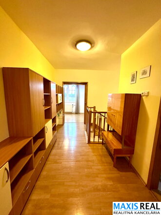 NA PRENÁJOM | Priestranný a útulný 3-izbový byt (90 m²) v Hrnčiarovciach nad Parnou – len 1 km od Trnavy